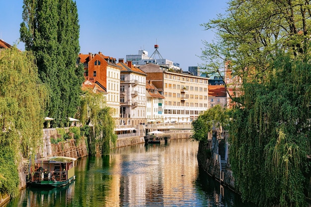 Ufer des Flusses Ljubljanica im historischen Zentrum von Ljubljana, Slowenien