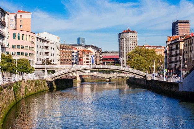 Ufer des Flusses Nervion im Zentrum von Bilbao, der größten Stadt des Baskenlandes in Nordspanien