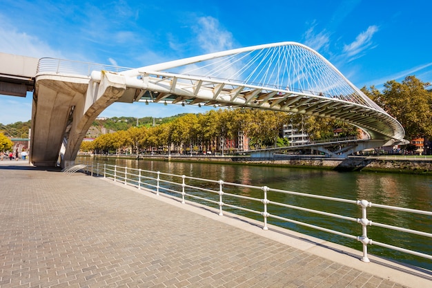 Ufer des Flusses Nervion im Zentrum von Bilbao, der größten Stadt des Baskenlandes in Nordspanien