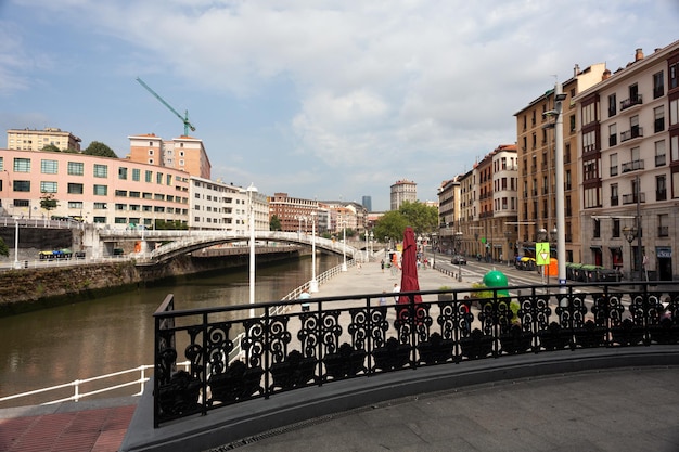 Ufer des Flusses Nervion im Zentrum von Bilbao