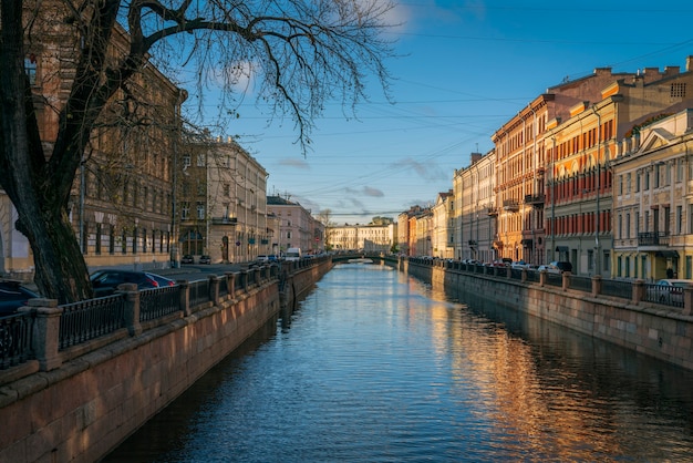 Ufer des Gribojedow-Kanals an einem sonnigen Morgen Sankt Petersburg Russland