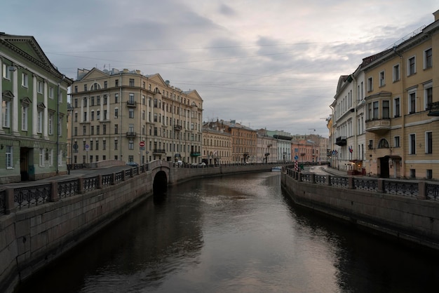 Ufer des Moika-Flusses und die 2. Winterbrücke an einem bewölkten Frühlingsmorgen in Sankt Petersburg, Russland