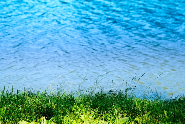 Ufer des Sommerflusslandschaftshintergrundes