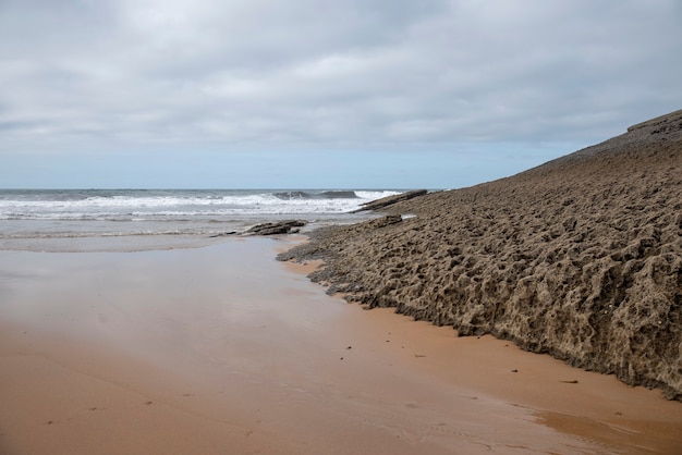 Ufer des Strandes mit erodierten Steinen