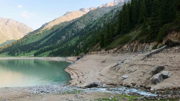 Ufer eines Bergsees am Fuße des Berges