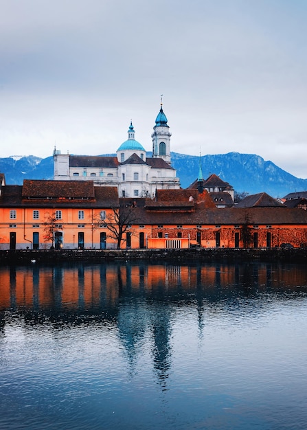 Uferpromenade der St.-Ursen-Kathedrale in Solothurn. Solothurn ist die Hauptstadt des Kantons Solothurn in der Schweiz. Es liegt am Ufer der Aare und am Fusse des Weissensteinjuras