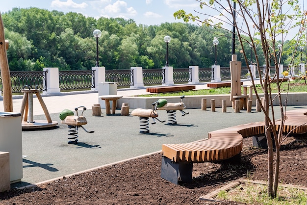 Uferpromenade der Stadtpromenade Ural Plot mit Spielplatz