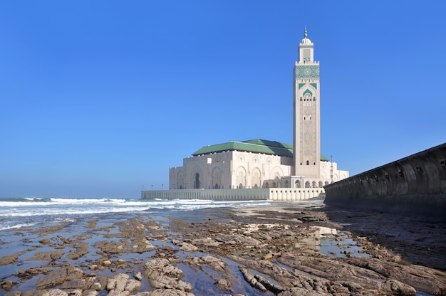 Uferpromenade von Casablanca bei Ebbe und Blick auf die Moschee Hassan 2 in Marokko.