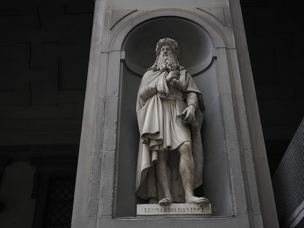 Uffizi florença estátua ao ar livre famoso leonardo da vinci