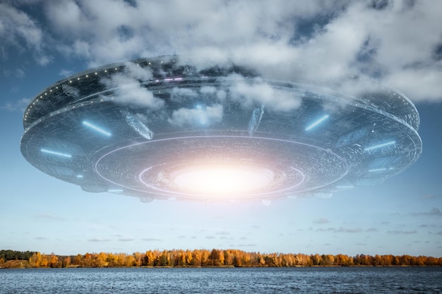 UFO um disco alienígena pairando acima do lago nas nuvens pairando imóvel no céu Objeto voador não identificado invasão alienígena vida extraterrestre viagem espacial nave espacial mídia mista