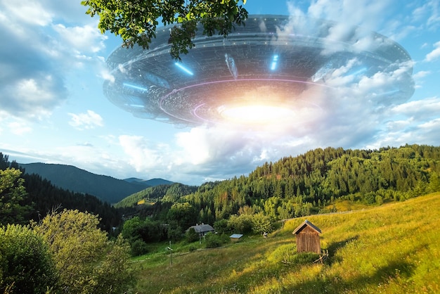 UFO um disco alienígena pairando sobre as montanhas nas nuvens pairando imóvel no céu Objeto voador não identificado invasão alienígena vida extraterrestre viagem espacial nave espacial