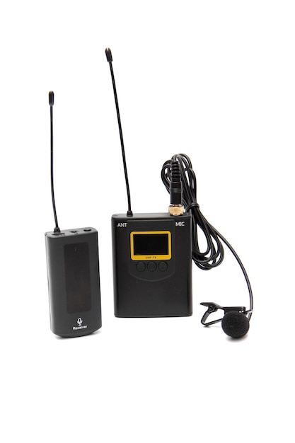 UHF inalámbrico, sistema de micrófono lavalier recargable, aislado sobre fondo blanco.