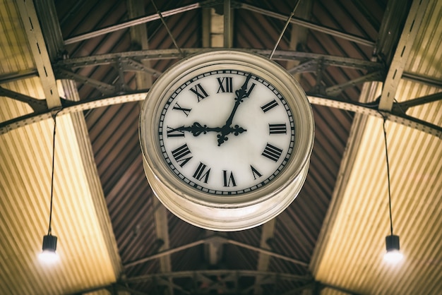 Uhr am Bahnhof von unten