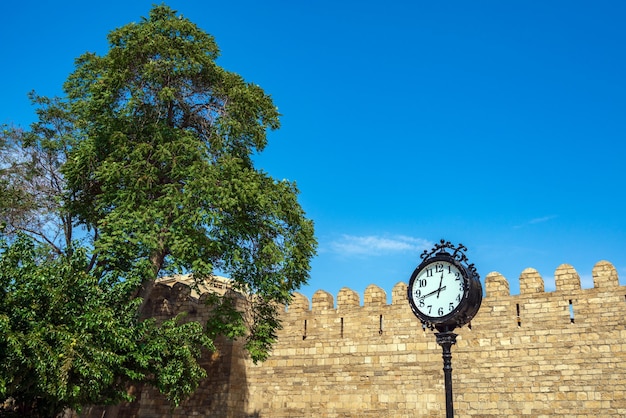 Uhr an der Festungsmauer im Governor Garden in der Stadt Baku, Aserbaidschan?