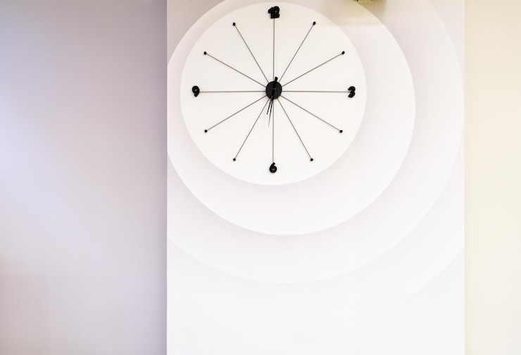 Foto uhr an der wand. design im minimalismus-stil