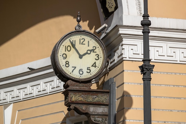 Uhr auf dem Bogen des Generalstabsgebäudes St. Petersburg