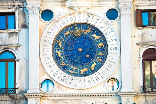 Uhr auf dem Markusturm in Venedig