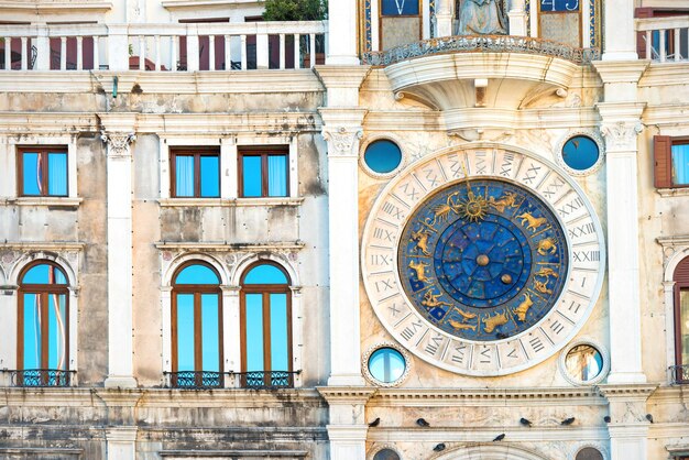 Uhr auf dem Markusturm in Venedig