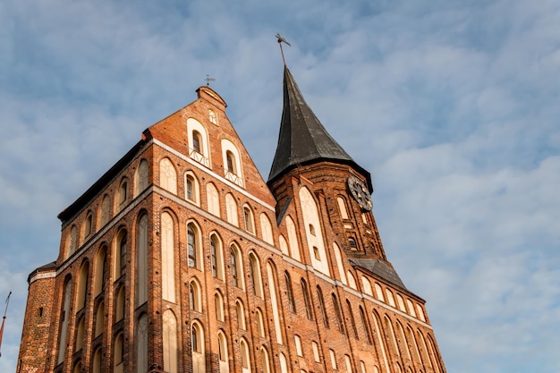 Uhr auf der Kathedrale Ostrov Kant Kaliningrad große mittelalterliche Kathedrale Deutsch Russische Architektur Christentum Katholizismus Tourismus in Russland Region Kaliningrad