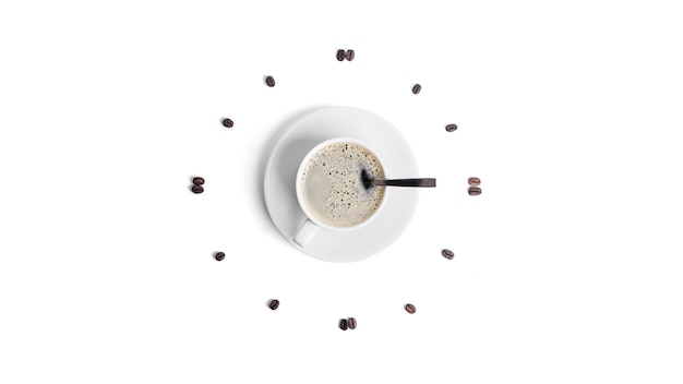 Uhr der weißen Tasse mit Kaffeebohnen isoliert.
