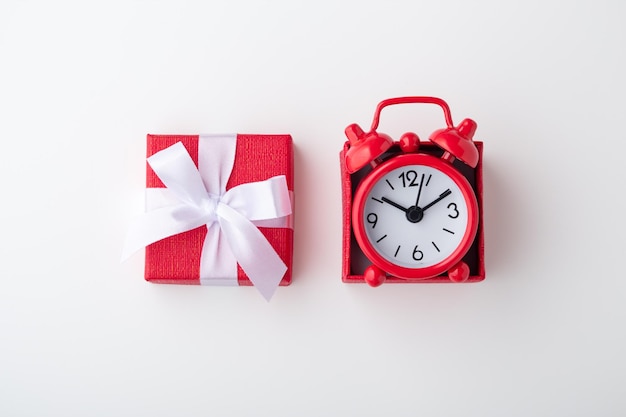 Uhr im roten Geschenkbox-Zeitkonzept