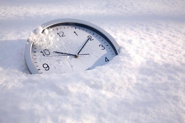 Foto uhr in der schneeschneezeit