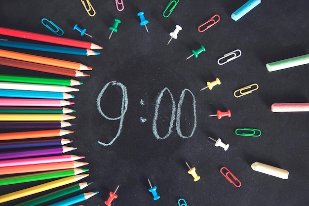 Uhr mit Bleistiften und Schreibwaren