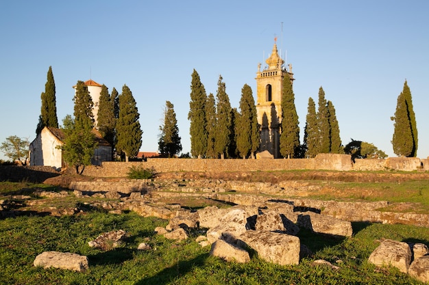 Uhr und Wasserturm in Almeida, Portugal