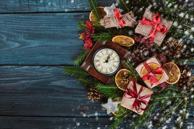 Uhr Weihnachten Holzhintergrund Neujahrsfeiertag Weihnachtsmotiv Auf einer Holzoberfläche Ansicht von oben Freier Platz für Ihren Text