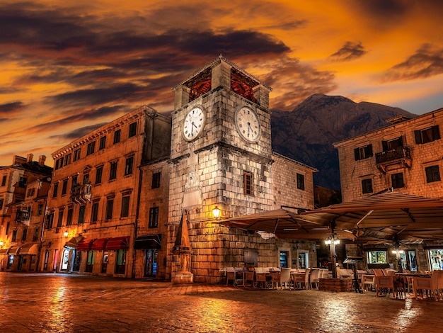 Uhrturm am zentralen Platz der Altstadt in Kotor am frühen Morgen, Montenegro