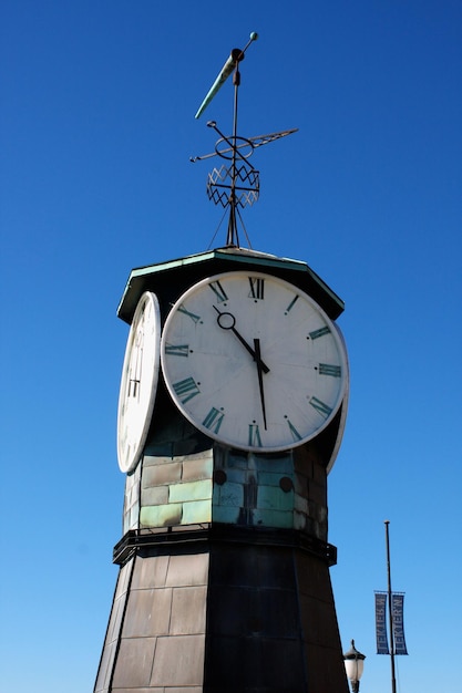 Uhrturm bei Aker Brygge in Oslo Norwegen