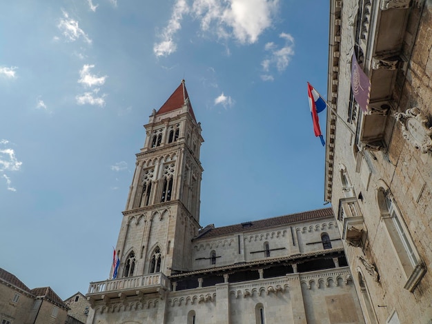 Uhrturm der mittelalterlichen Stadt Trogir in Dalmatien, Kroatien, UNESCO-Weltkulturerbe, Altstadt und Gebäudedetails
