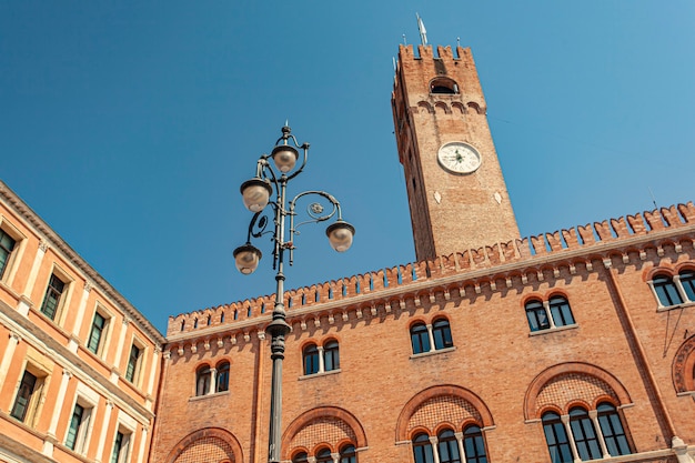 Uhrturm oder Torre Civica auf Italienisch in Treviso in Italien an einem sonnigen Tag