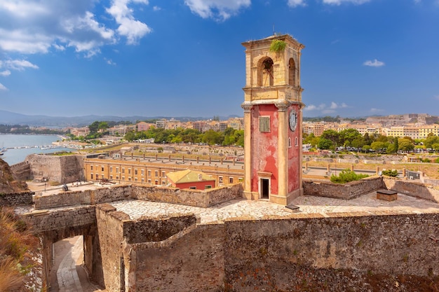 Uhrturm und Steinmauern der alten venezianischen Festung in Kerkyra Korfu Griechenland mit Stufen