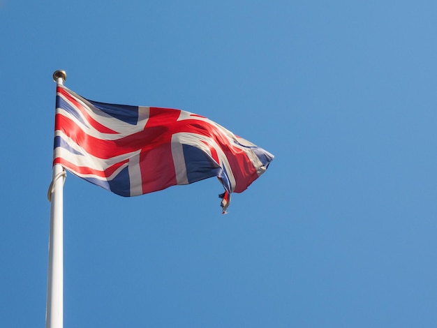 UK-Flagge über blauem Himmel