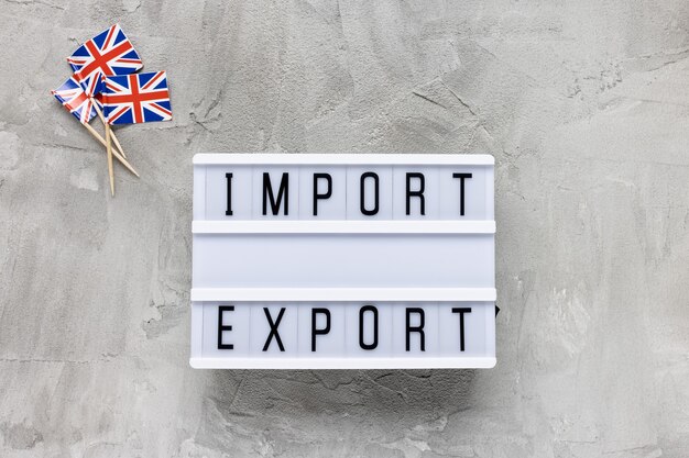 UK Flaggen und Text IMPORT EXPORT auf grau