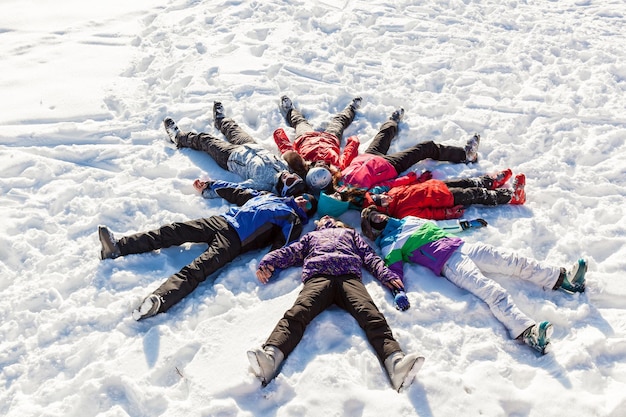 Ukraine Bukovel 17. Dezember 2015 Sonne auf dem Schnee Lustige Familie auf dem Schnee in Bukovel