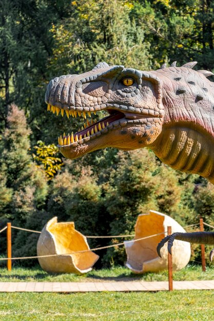 Ukraine, Chmelnizki, Oktober 2021. Dinosauriermodell im Park. Der Kopf eines Albertosaurus mit scharfen Zähnen