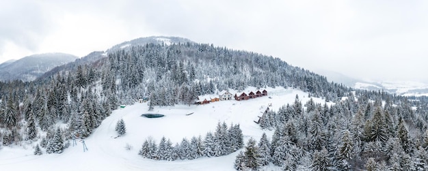 Ukraine die wunderschönen Karpaten Gefrorener Kiefernwald mit Schnee von oben gesehen mit Drohnen-Vogelperspektive abstrakte Fotografie des Karkonosze-Waldes in den Bergen