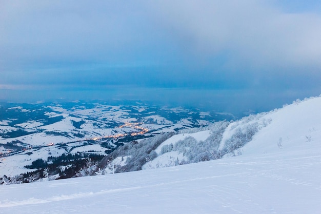 Ukraine die wunderschönen Karpaten Gefrorener Kiefernwald mit Schnee von oben gesehen mit Drohnen-Vogelperspektive abstrakte Fotografie des Karkonosze-Waldes in den Bergen