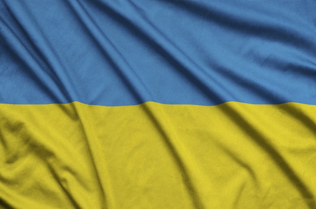 Ukraine Flagge mit vielen Falten.