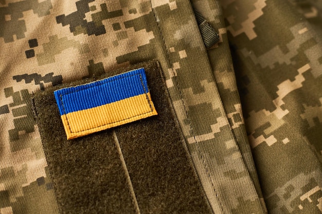 Ukraine-Flagge und Militäruniform des ukrainischen Soldaten Streitkräfte der Ukraine