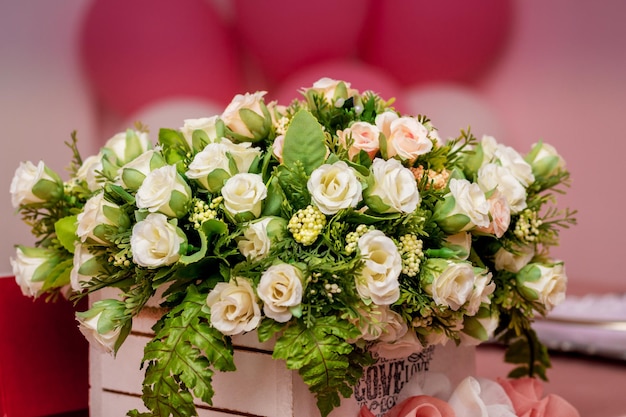 Ukraine, Gebiet Chmelnizki. Oktober 2019. Bouquet von weißen künstlichen Rosen in einer Holzkiste_