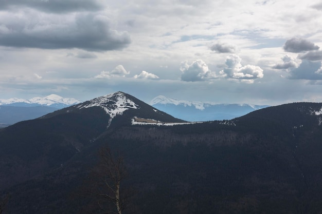 Ukraine Karpaten steinerne Gipfel des Berges Khomyak im Schnee der Gorgany-Bergkette
