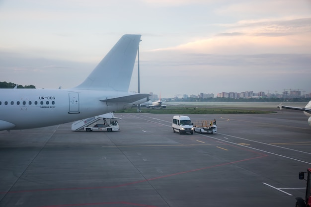 UKRAINE, KIEV, ZHULYANY FLUGHAFEN. Das Bedienpersonal bereitet die Flugzeuge vor dem Abflug vor.