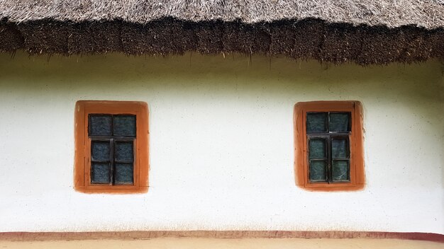 Ukraine, Kiew - 11. Juni 2020. Altes Fenster in einem traditionellen Bauernhaus in der Ukraine. Antiker Fensterrahmen aus Holz. Pirogovo Nationalmuseum im Freien in Kiew. Platz kopieren.