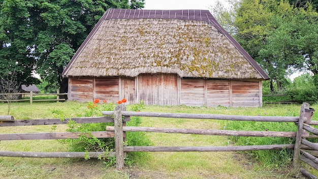 Ukraine, Kiew - 11. Juni 2020. Das alte Bauernhaus im Museum Pirogovo. Nationalmuseum für Volksarchitektur und Alltagsleben der traditionellen Folklorehäuser verschiedener Regionen der Ukraine.