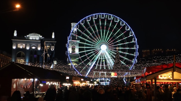 Ukraine, Kiew - 15. Januar 2019. Beleuchtetes Riesenrad auf dem Kontraktova-Platz in Kiew am Abend.