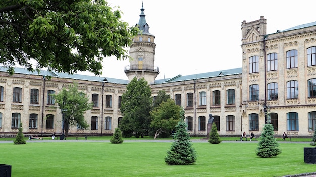 Ukraine, Kiew - 2. Juni 2020. Kiewer Polytechnisches Institut im Sommer. Blick auf die Nationale Technische Universität der Ukraine.