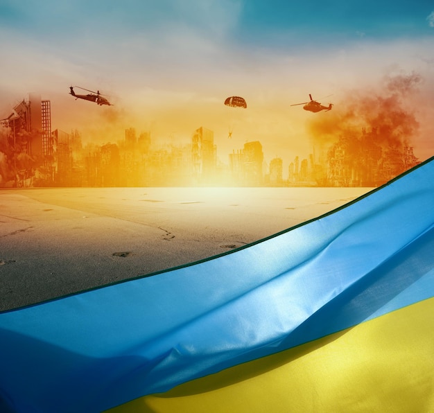 Ukraine-Landesflagge mit Feuer und zerstörter Stadt